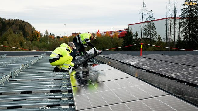 Montering av solceller på tak.