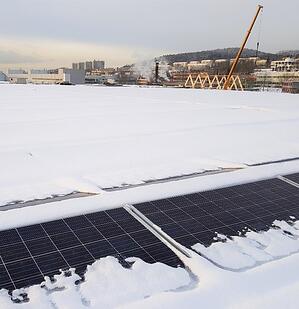 Solcellepaneler fjerner snø fra taket