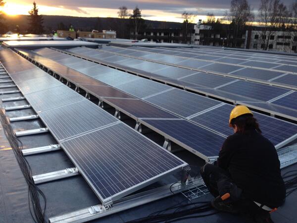 Solcellepanel på tak som installeres korrekt av montør for maksimal levetid
