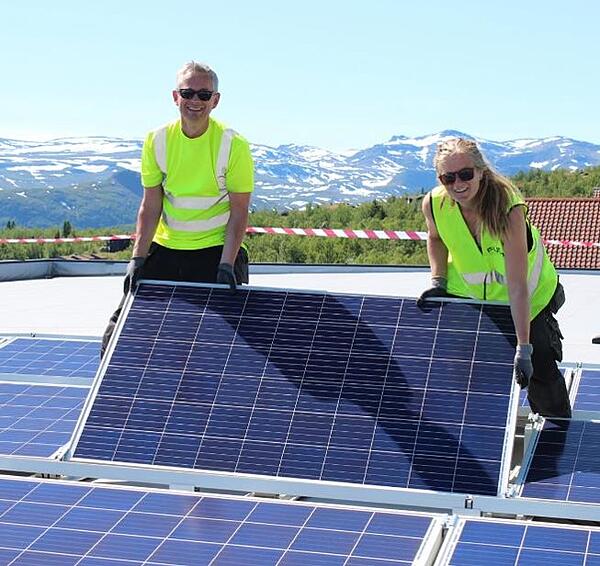 Solcellepanel monteres av fagfolk - solenergi varer lenge