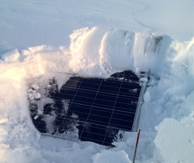 Solcellepanel ligger under snø